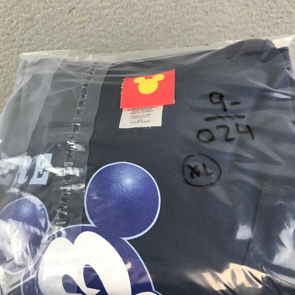 Disney Mickey Mouse Good Pal Here I Am Upside Down Pocket T shirt Size XL - Picture 11 of 11